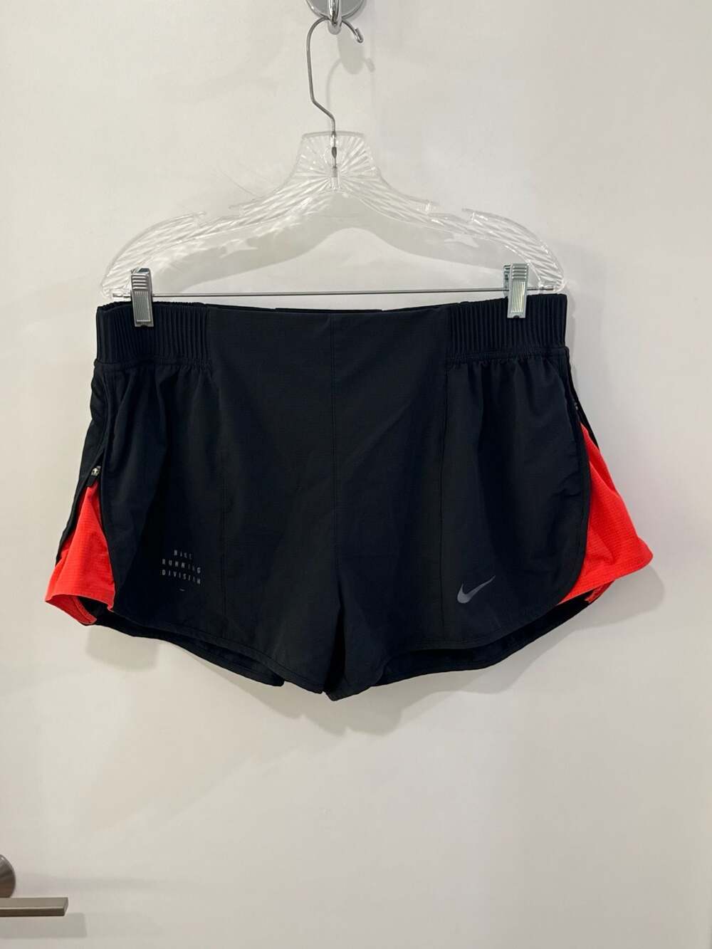 Nike Women's Run Division Tempo Luxe Running Shorts Black/Bright Crimson Size XL